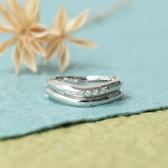 柔らかなカーブを描くU字の結婚指輪｜鶴 (mikoto)