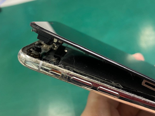 iPhoneXのバッテリー膨張で画面が外れた状態でご来店いただきました