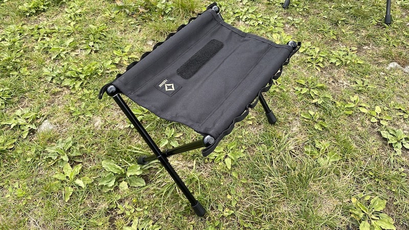 ヘリノックスのタクティカルスピードスツールMが秀逸！天板セットで