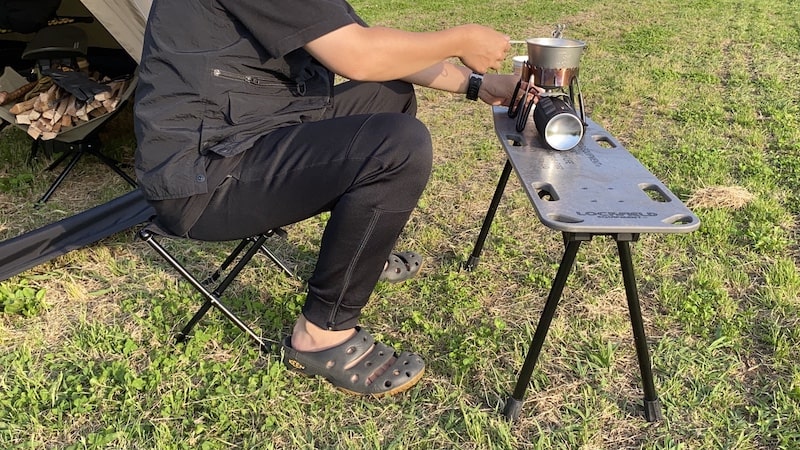 ヘリノックスのタクティカルスピードスツールMが秀逸！天板セットで