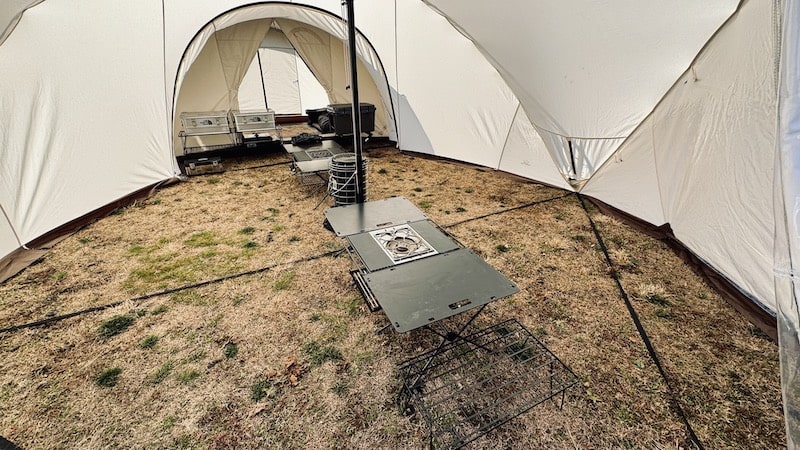 キャンピングカンの大人気のシェルターテント「ブローシェルター」を