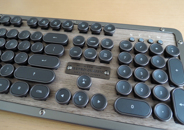 Azio Retro Classic レビュー － レトロで贅を尽くした素材をまとった