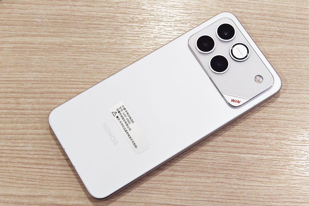 10,000mAhバッテリーに空冷ファンや185Hzも！新たなゲーミングスマホ