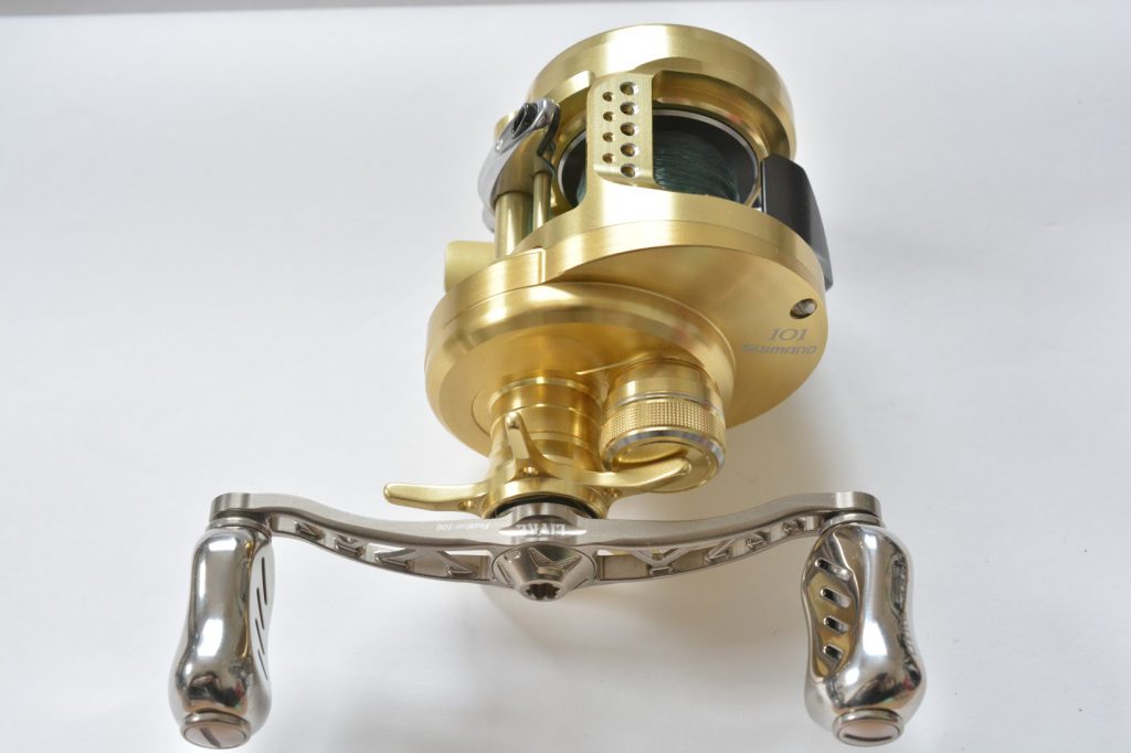 美品 シマノ14カルカッタコンクエストローギア 100 社外ハンドル（純正