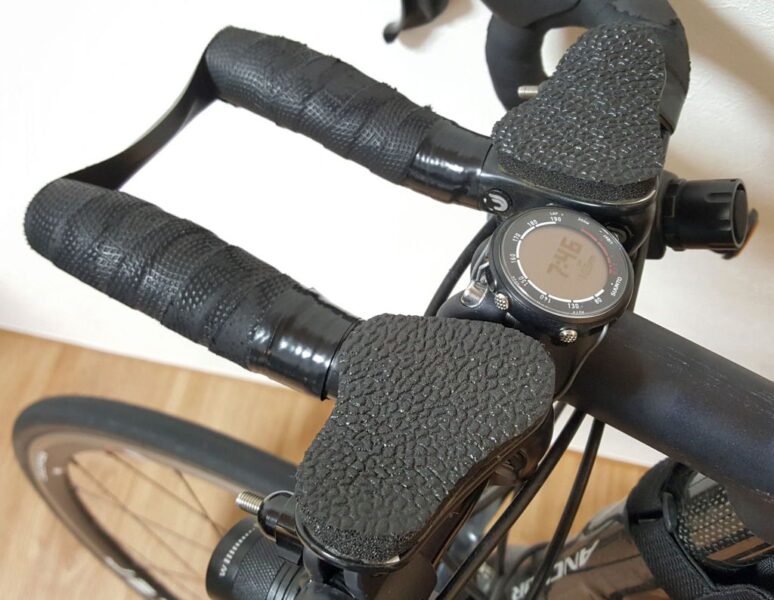 汎用性の高いショートリーチのDHバー、デダ・カーボンブラスト