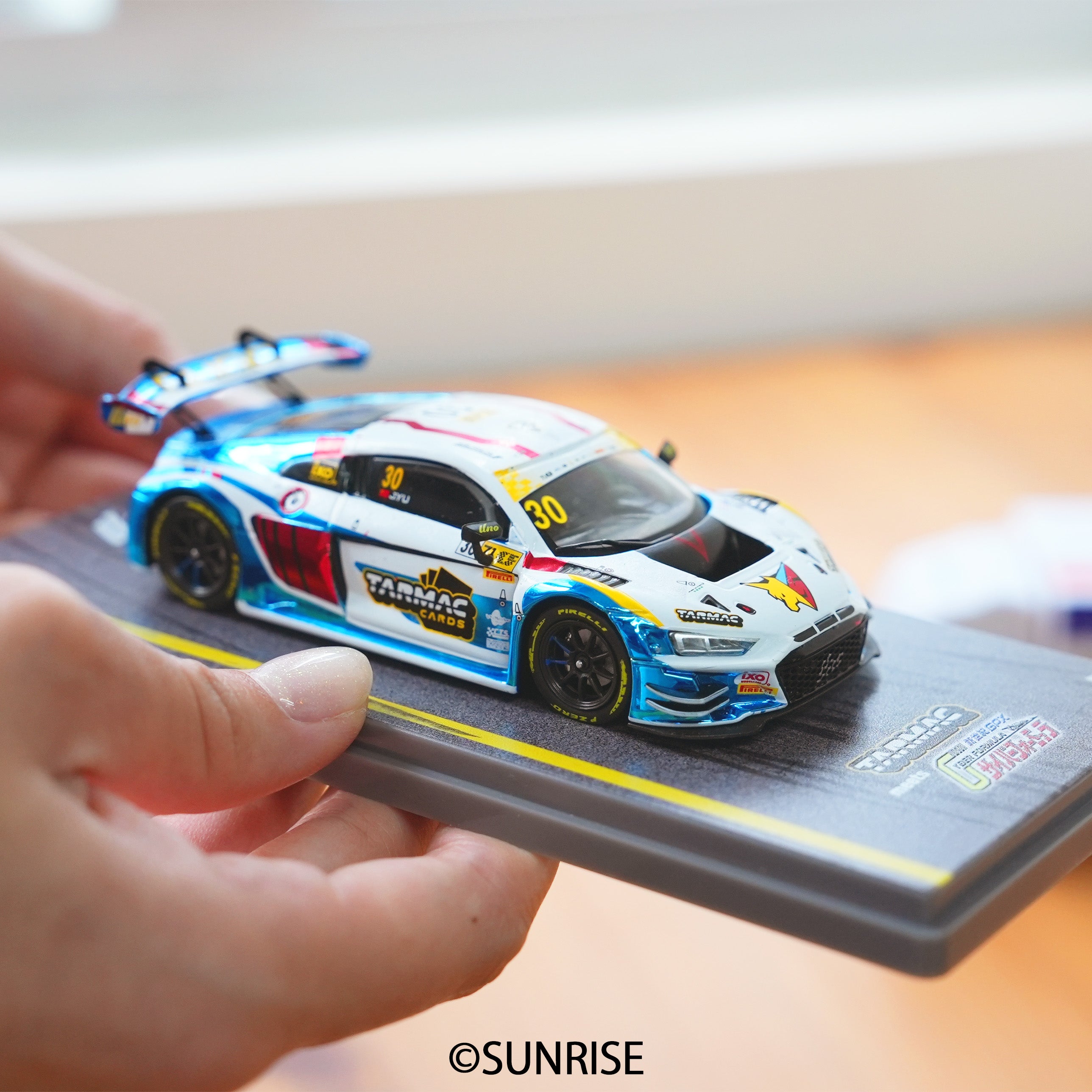 アスラーダ×アウディR8 1/43スケール マカオレースバージョン