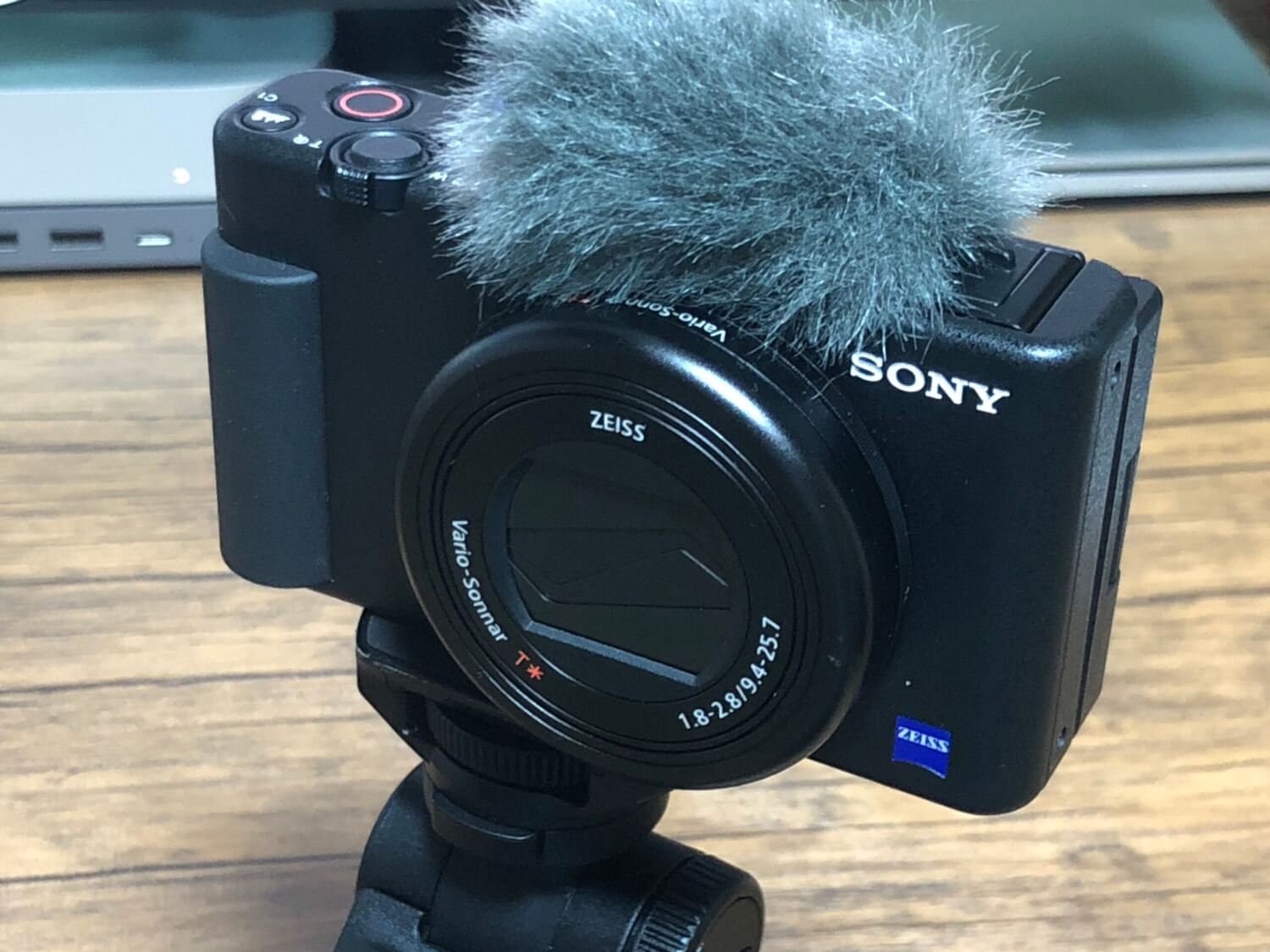 SONY VLOGCAM ZV-1 レビュー】動画初心者に大人気。ポケットに入る