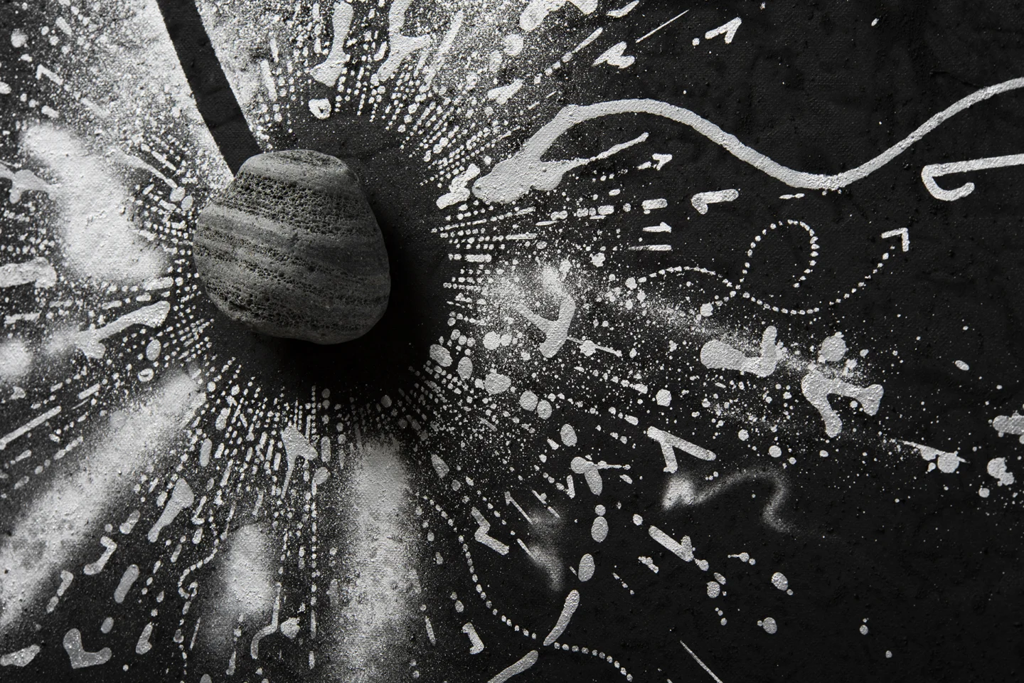 黒を起点に、原初の気配に触れる｜鈴木ヒラクINTERVIEW - 黒の研究所