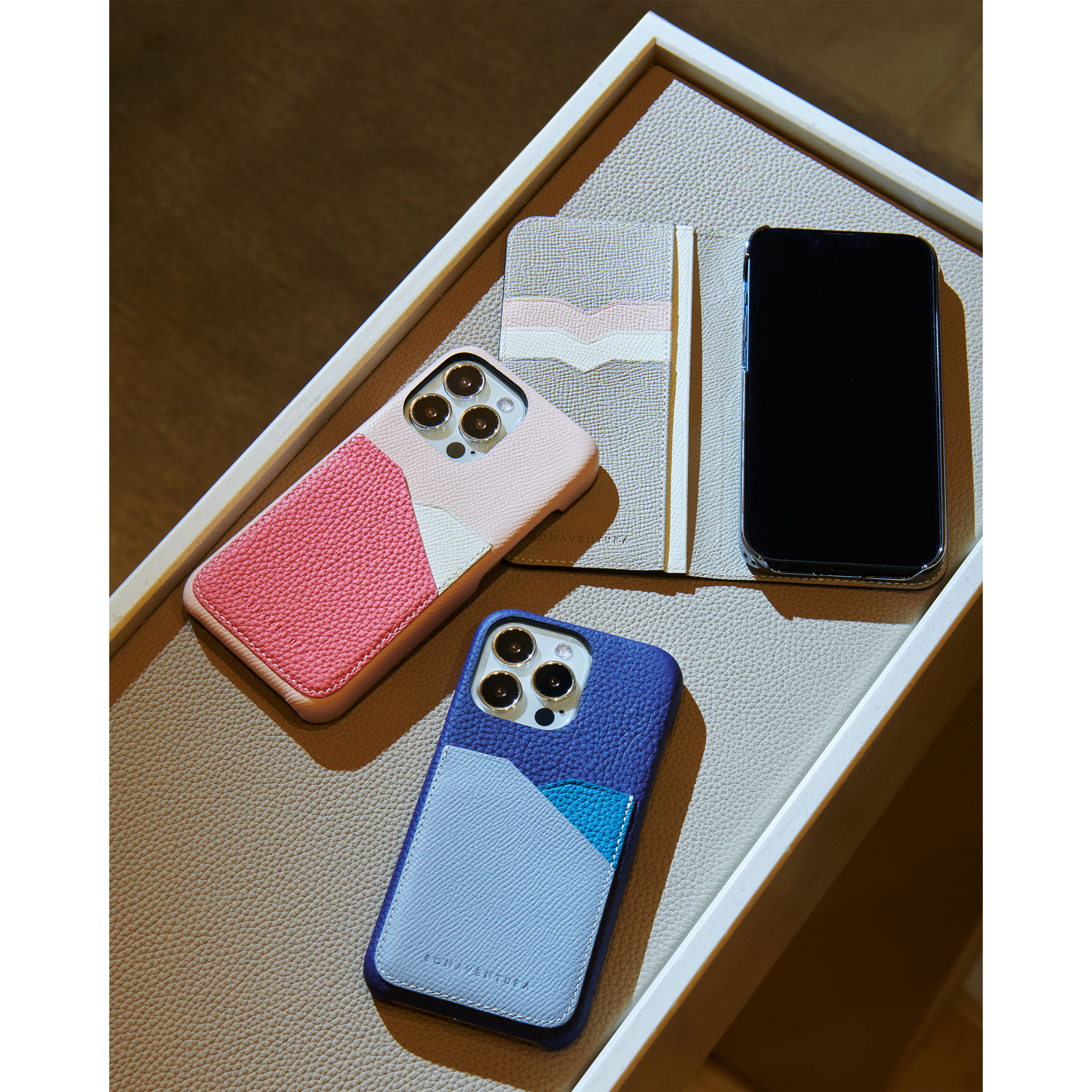 神山夫婦共演♡人気急上昇中のスマホケース＆上質レザーグッズ | VERY