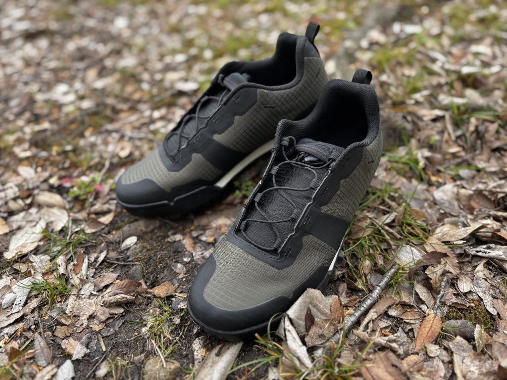 上りも下りも押し歩きもするトレイルライドに最適なシューズ【TRACKER