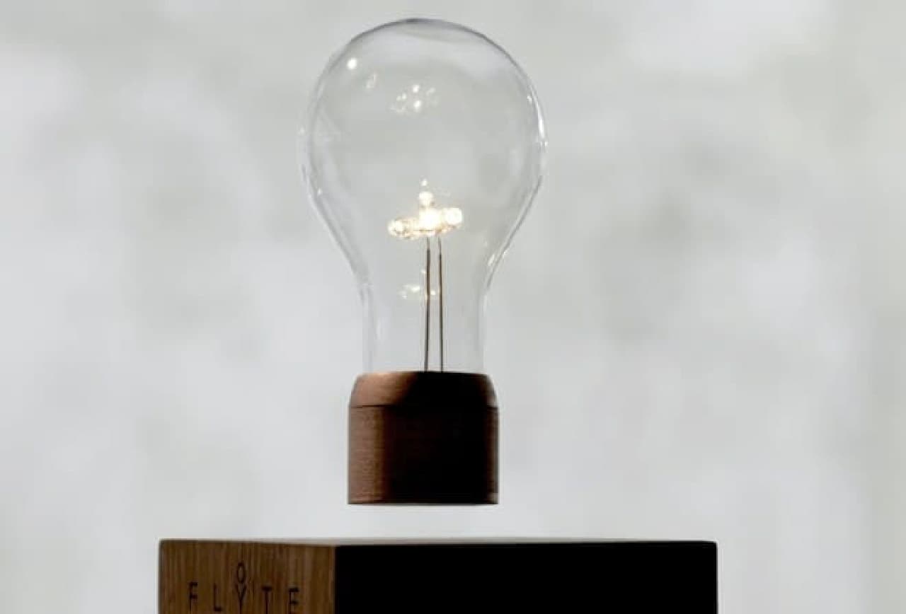宙に浮かぶ電球「Flyte」は、100年以上続いた固定観念をくつがえす