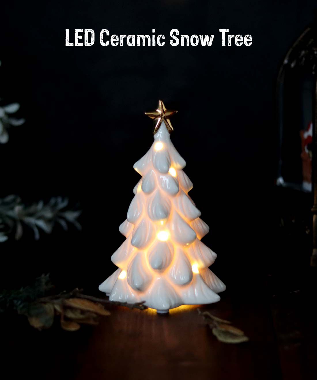 やさしい光につつまれるLEDライト付きセラミックスノーツリー〈S