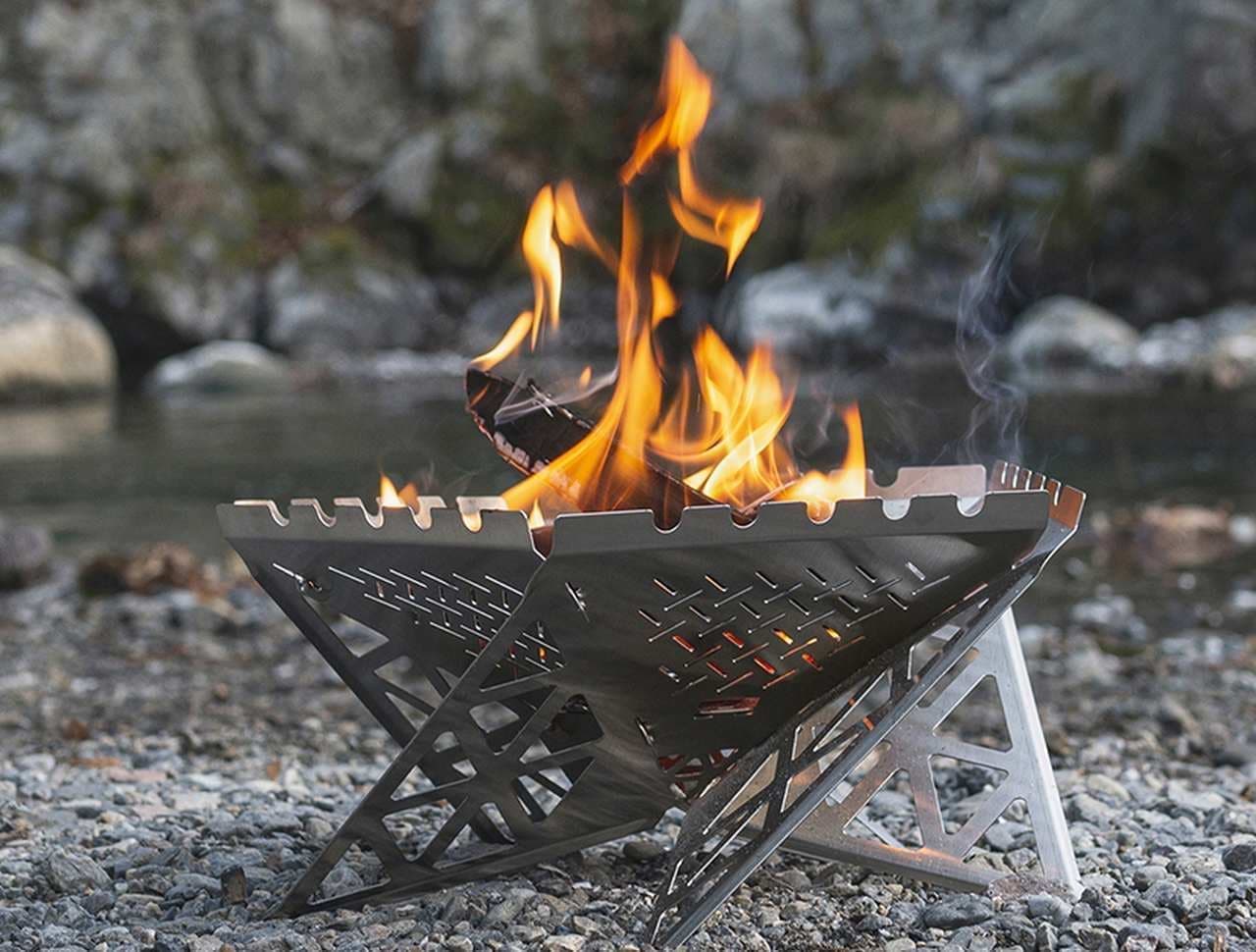 キャンプに】ノートPC感覚で持ち歩ける焚き火スタンド Makuakeに登場