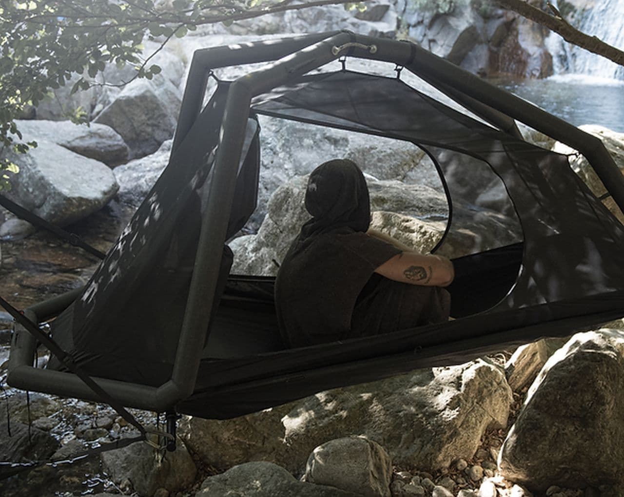 空中で一泊！ ― 空気を入れるだけで15秒で設営できるインフレータブル