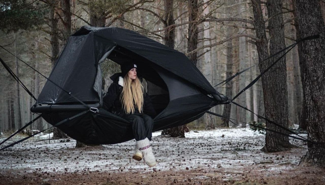 空中で一泊！ ― 空気を入れるだけで15秒で設営できるインフレータブル