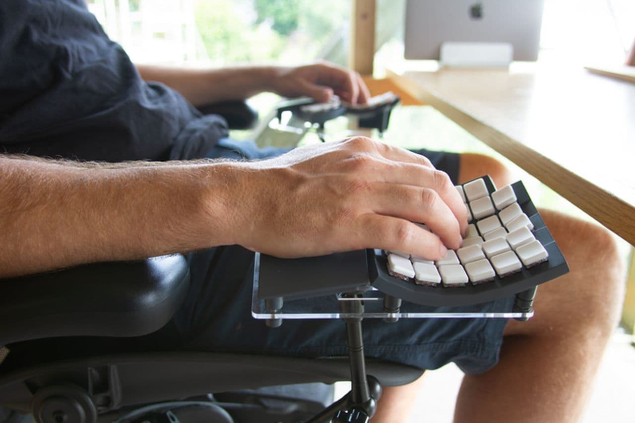 ShiftもCtrlも親指で！人の手に合わせてデザインされた手袋みたいな