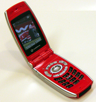 ボーダフォン、フェラーリ携帯「V302SH」発表 - ITmedia Mobile