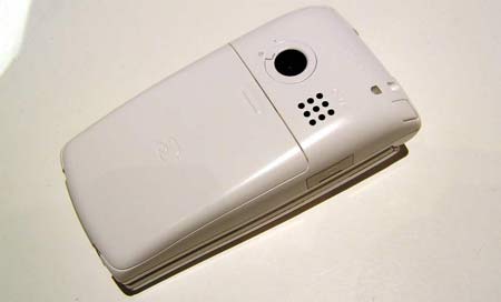 名前は“金色”、FeliCaに対応～「F702iD」 - ITmedia Mobile