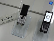 KDDI、構内PHSや無線LANに対応した「E05SH」とバーコードスキャナ装備