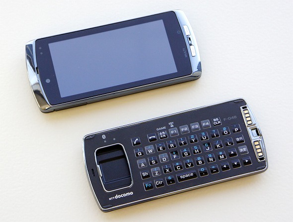 これぞ“変態携帯”の極致 セパレートケータイ「F-04B」：懐かしの