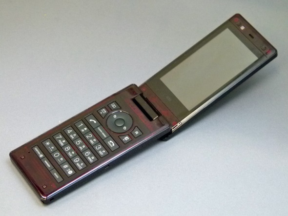 透明ボディーが魅力的なiidaケータイ「X-RAY」（懐かしのケータイ