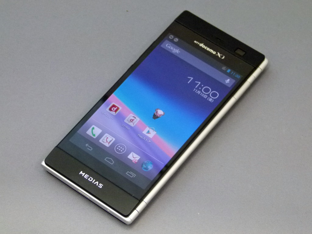 2画面搭載の折り畳みスマホ「MEDIAS W N-05E」（懐かしのケータイ