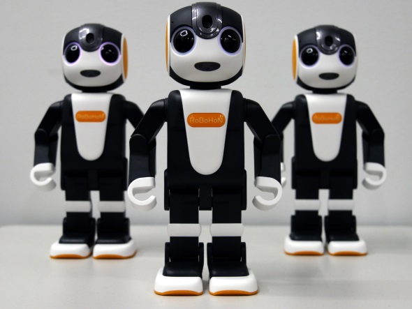 2代目「ロボホン」2月27日発売 “歩行レス”登場の狙いは？（1/3 ページ