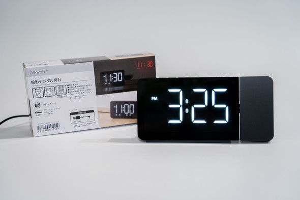ニトリの2990円「投影デジタル置き時計」を試す 天井に時刻を映せる