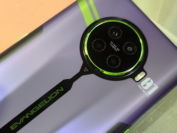 今度はエヴァンゲリオンだ！ OPPOの限定スマホを写真でじっくり