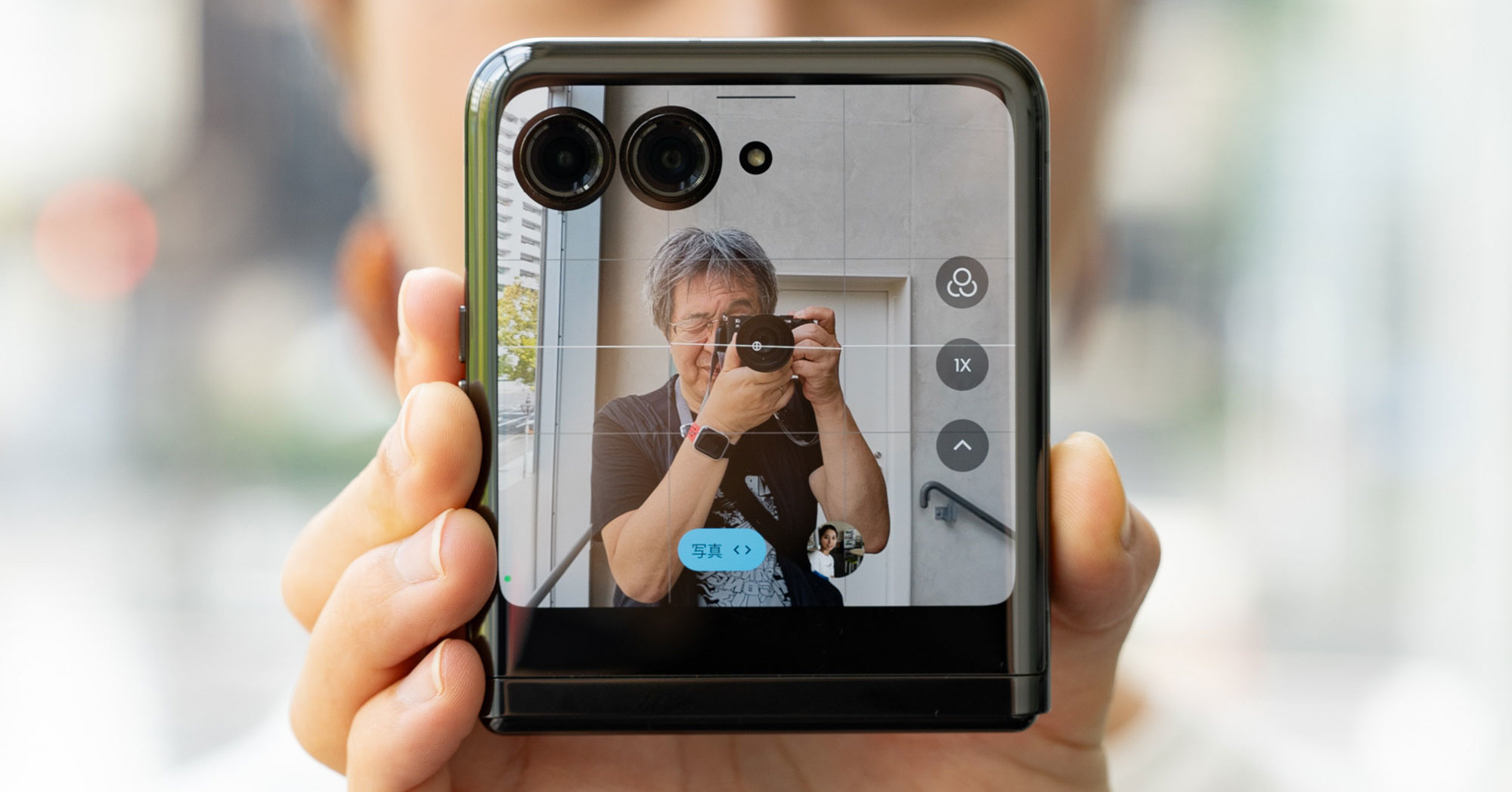 高画質カメラで即自撮り！ 「motorola razr 40 ultra」は“縦折り”を