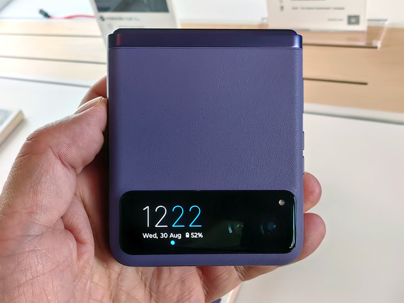 モトローラの低価格折りたたみスマホ「razr 40」は上品なレザー仕上げ