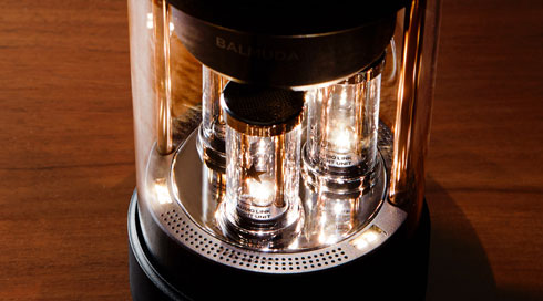 バルミューダ、初のワイヤレススピーカーを発売 真空管のようなLED