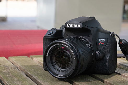 極めて順当に進化したキヤノン「EOS Kiss X」、4K動画撮影に親指AFも