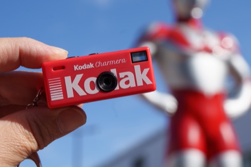 指でつまめるトイカメラ「Kodak Charmera」は無駄にぱしゃぱしゃ撮るの