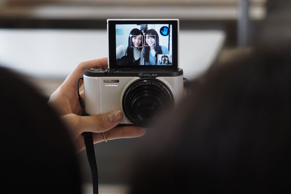 自撮りが楽しいカシオ「EX-ZR3000」を美女2人に使ってもらったら（1/4