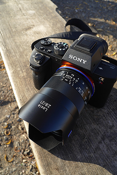 マニュアル操作が心地よいスナップレンズ――カールツァイス「Loxia 2.8