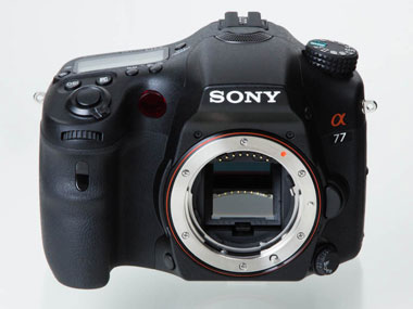 高速連写と高画素を両立した中級デジタル一眼――ソニー「α77」（1/4