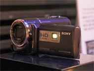 プロジェクター搭載で広がる楽しさ ハンディカム「HDR-PJ40V」「HDR