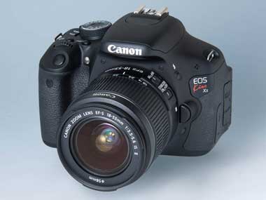 バリアングル対応の一眼レフ入門機――キヤノン「EOS Kiss X5」（1/3