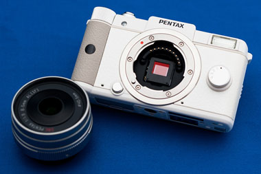 発売迫る「PENTAX Q」をじっくりと眺める（前編）（1/2 ページ