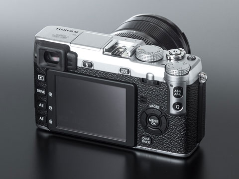 小型軽量になった高精細描写のフィルムカメラ風ミラーレス――富士