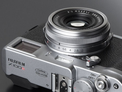 画質とスピードを高めたレトロデザインの高級コンパクト――富士フイルム