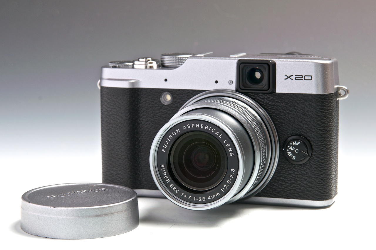 さっと起動、すっとのぞいて、タッと撮る――進化した軽快デジカメ