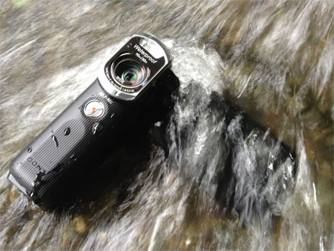 撮っても楽しい見ても楽しい、プロジェクター搭載 防水ハンディカム