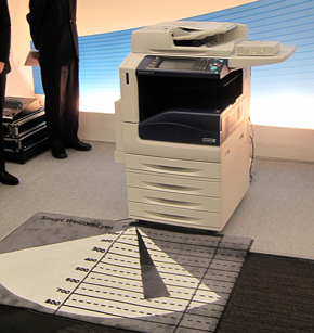 富士ゼロックスの新型複合機、人感センサーで3.9秒の高速復帰