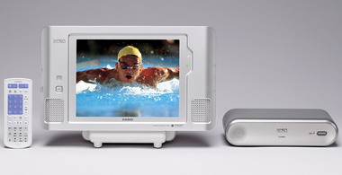 無線LAN“お風呂テレビ”が10V型＆長時間駆動に――カシオ、新「XFER