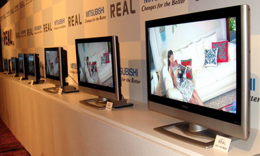あいちゃんも感動――三菱、オートターンと新映像エンジンの新・液晶TV