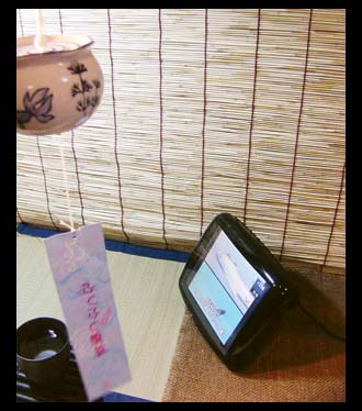 そばに置きたくなるワイヤレス液晶テレビ――±0「8-inch LCD TV」：魅惑