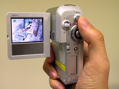 東芝、6万円弱のHDDビデオカメラ「gigashot V10」 - ITmedia NEWS