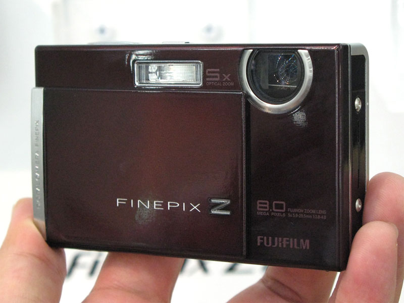 世界最薄最軽量」の5倍ズーム＆手ブレ補正コンパクト「FinePix Z100fd